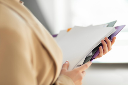 Когда учесть расходы, если контрагент задерживает передачу документов?