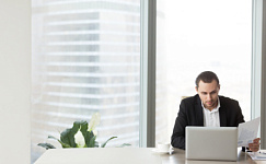 Когда директор не может выйти в другую фирму как на основное место?