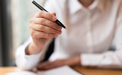 Бабушка может уйти в отпуск по уходу за ребенком по заявлению