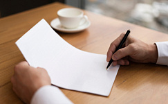 Кто принимает заявление на увольнение, если директор в отпуске? 